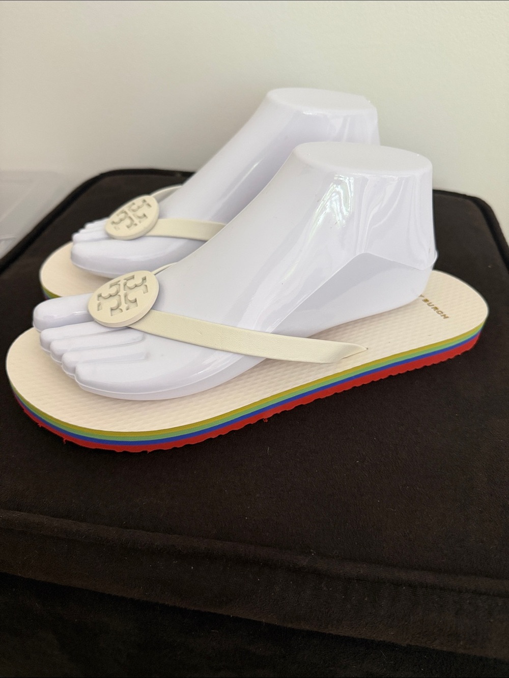 NTW, Tory Burch Cream Logo Thong Sandals with Rainbow Layered Sole Sz 9 - Picture 4 of 10